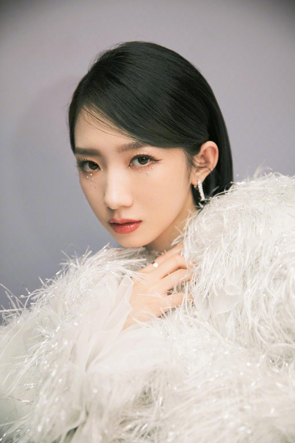 孟美岐变身冰雪公主温柔浪漫写真