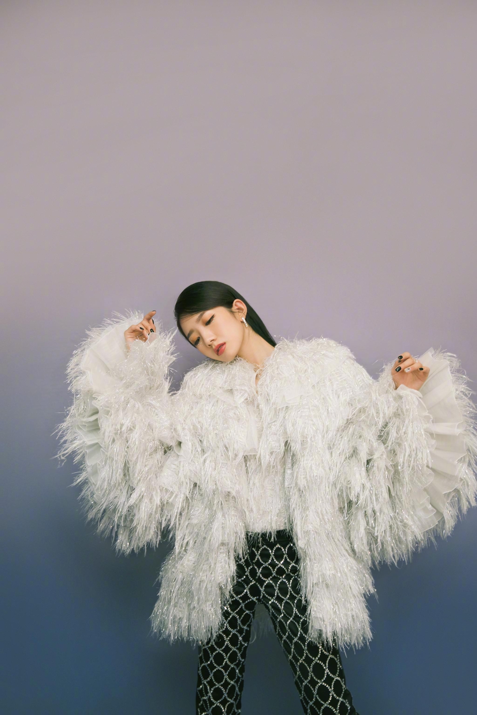 孟美岐变身冰雪公主温柔浪漫写真