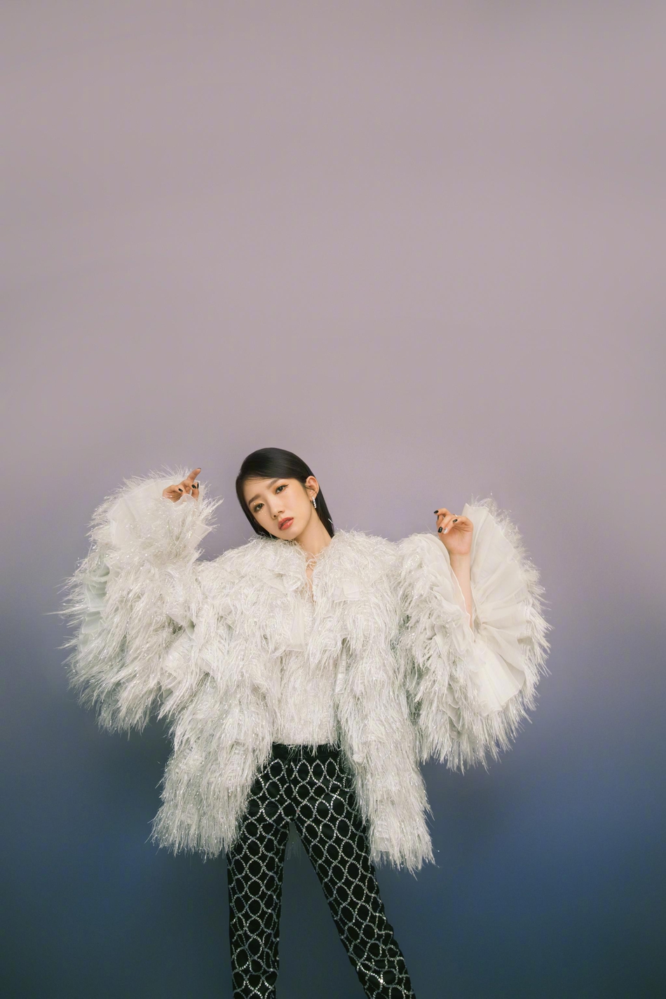 孟美岐变身冰雪公主温柔浪漫写真