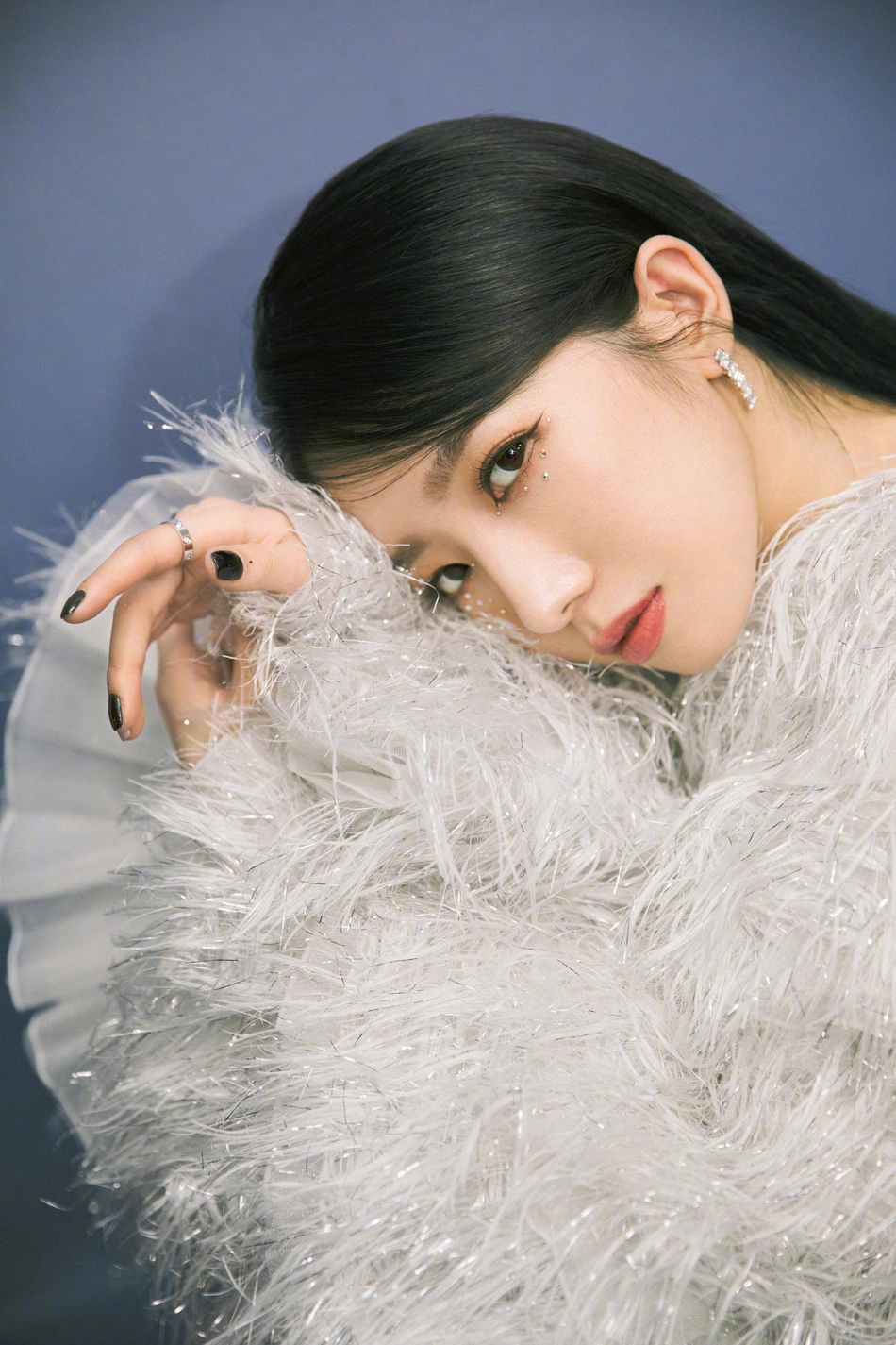 孟美岐变身冰雪公主温柔浪漫写真