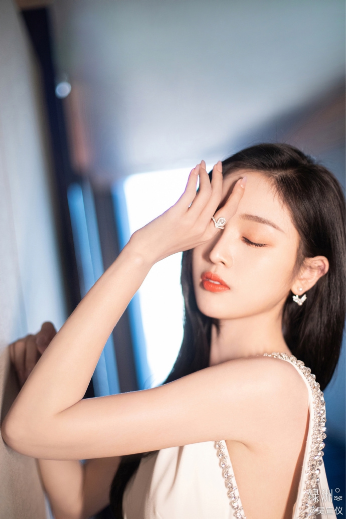 吴宣仪钻边露背长裙仙气飘飘写真