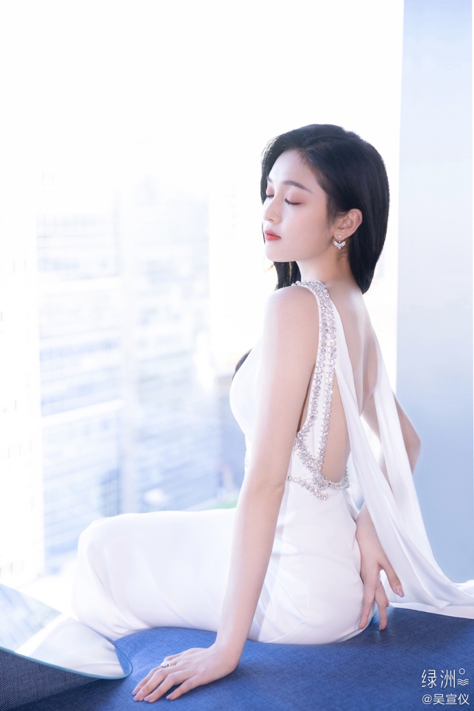 吴宣仪钻边露背长裙仙气飘飘写真