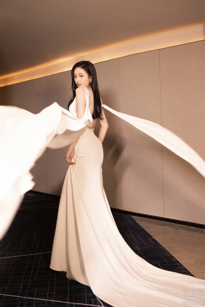 吴宣仪钻边露背长裙仙气飘飘写真