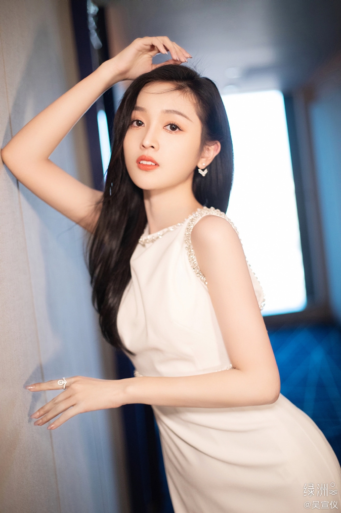 吴宣仪钻边露背长裙仙气飘飘写真