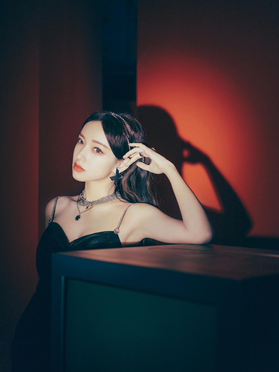 程潇黑色短裙搭配高筒长靴写真