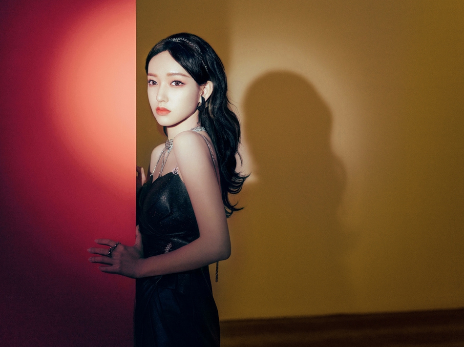 程潇黑色短裙搭配高筒长靴写真