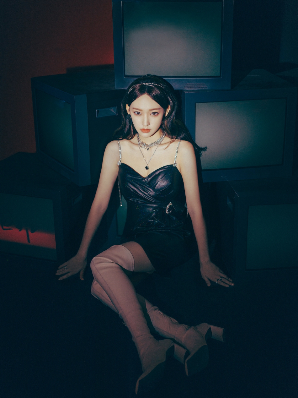 程潇黑色短裙搭配高筒长靴写真