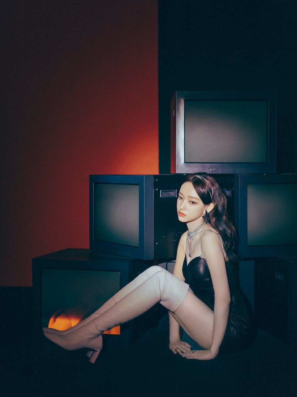 程潇黑色短裙搭配高筒长靴写真