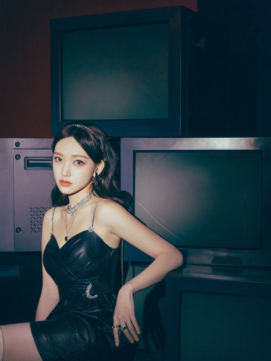 程潇黑色短裙搭配高筒长靴写真