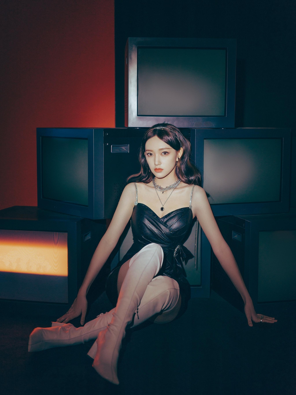 程潇黑色短裙搭配高筒长靴写真