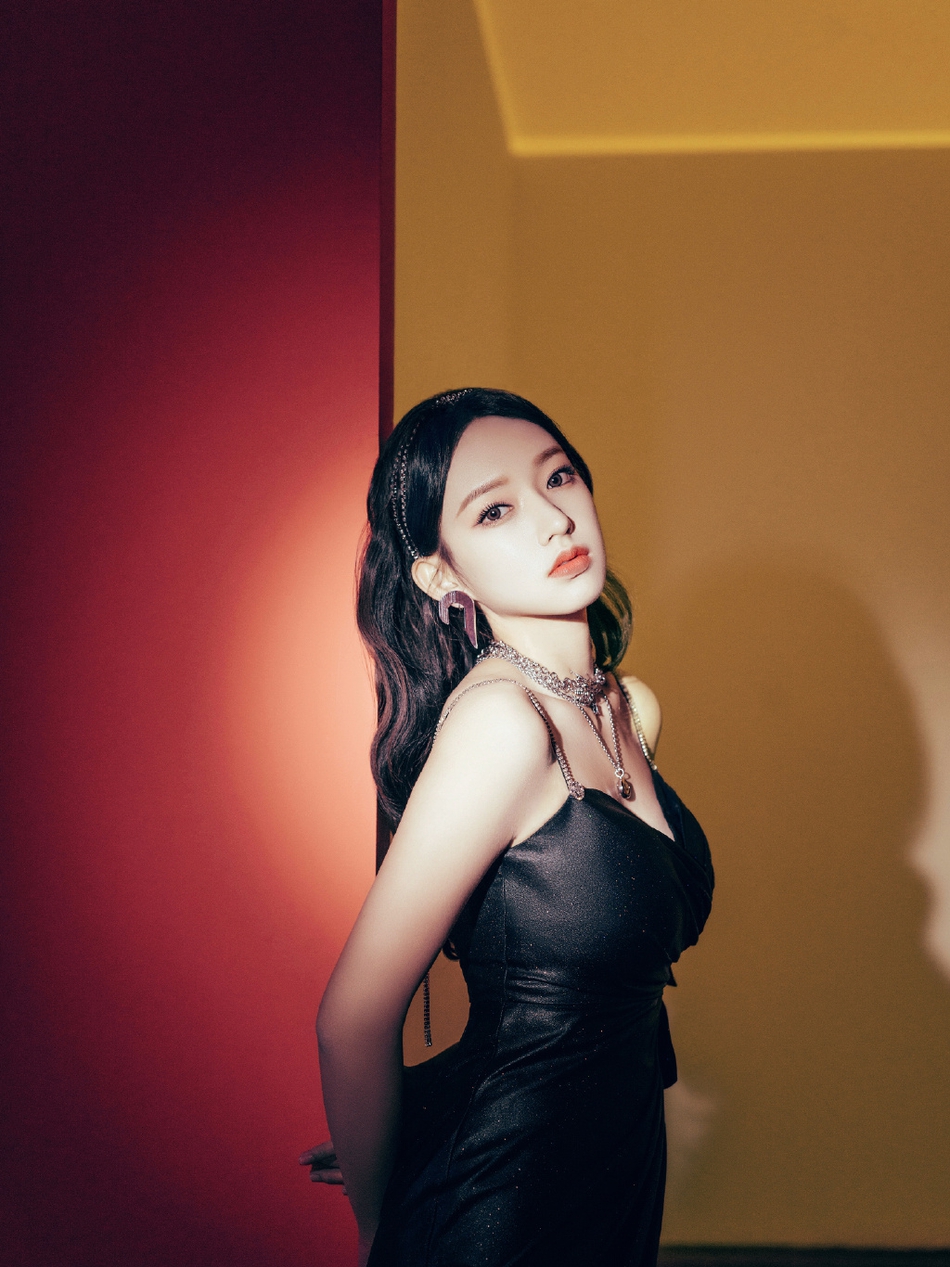 程潇黑色短裙搭配高筒长靴写真