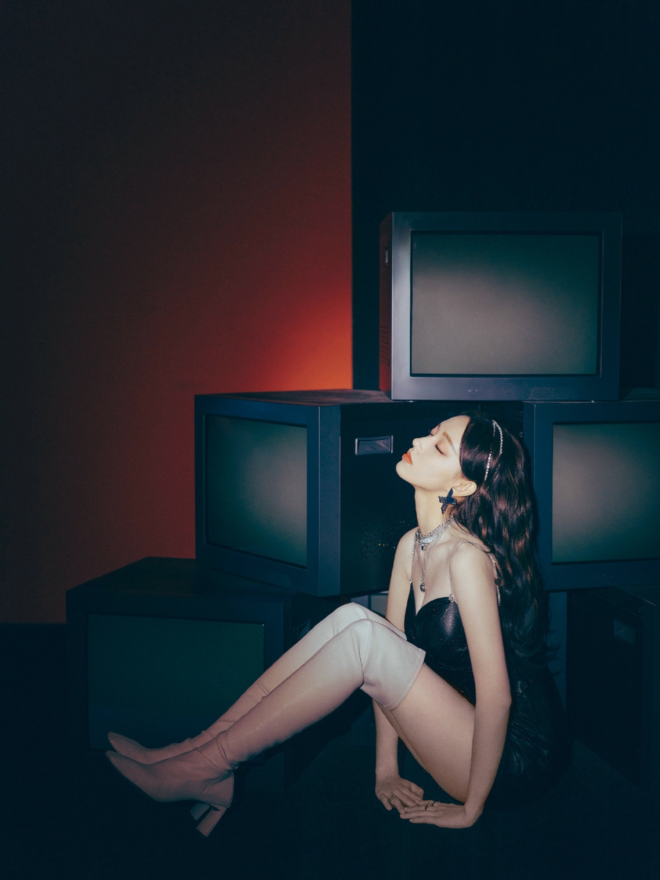 程潇黑色短裙搭配高筒长靴写真