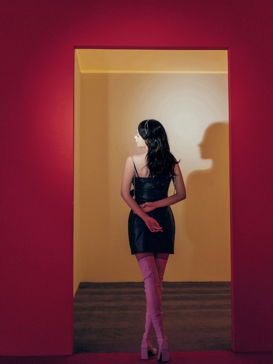 程潇黑色短裙搭配高筒长靴写真