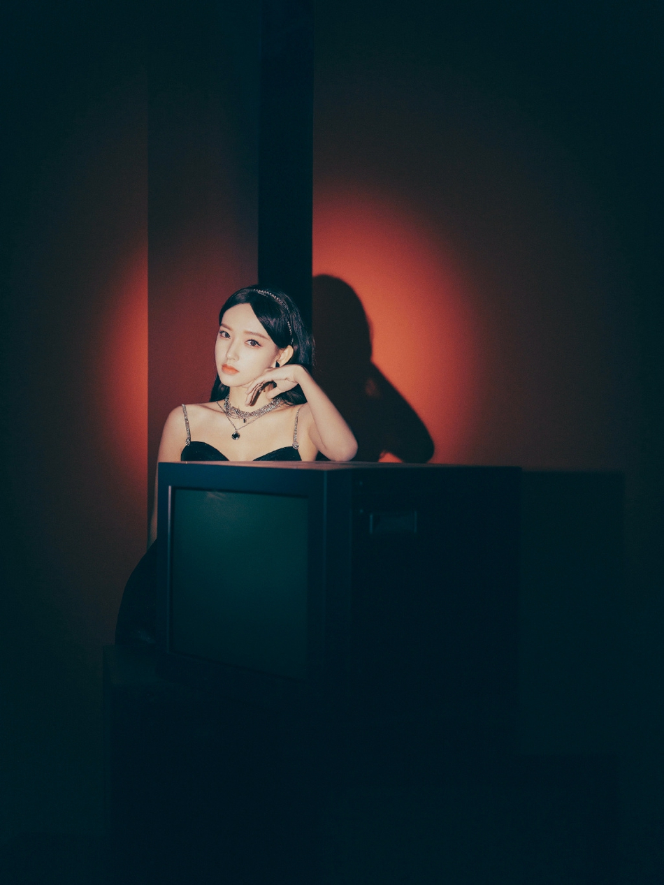 程潇黑色短裙搭配高筒长靴写真