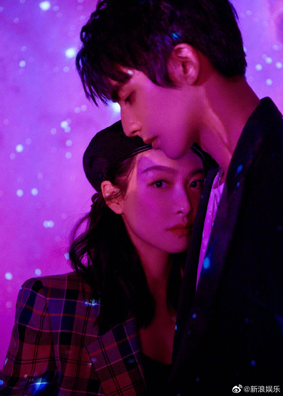 宋茜宋威龙依偎靠头相视而笑写真