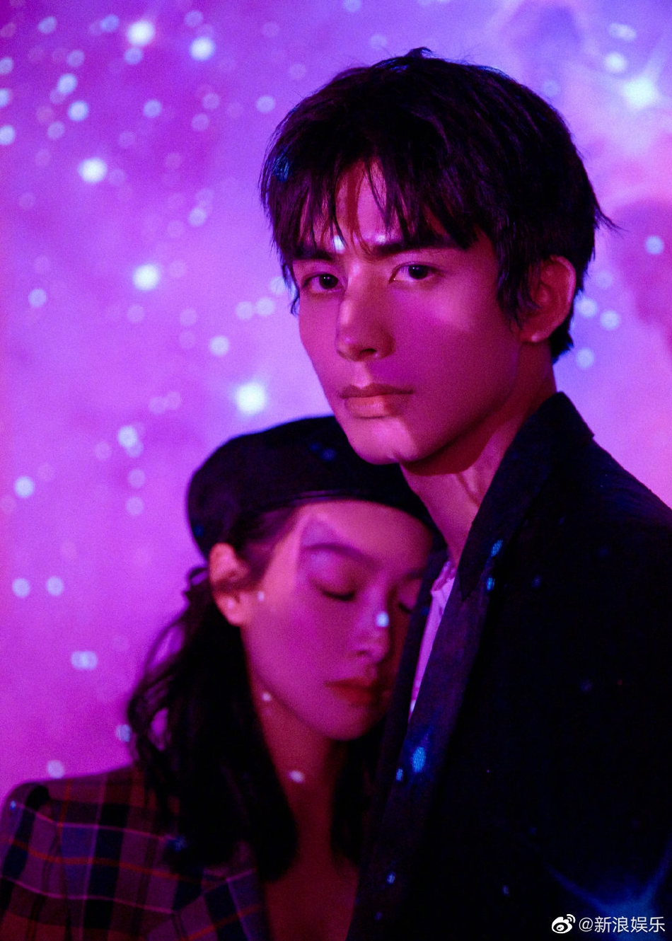 宋茜宋威龙依偎靠头相视而笑写真