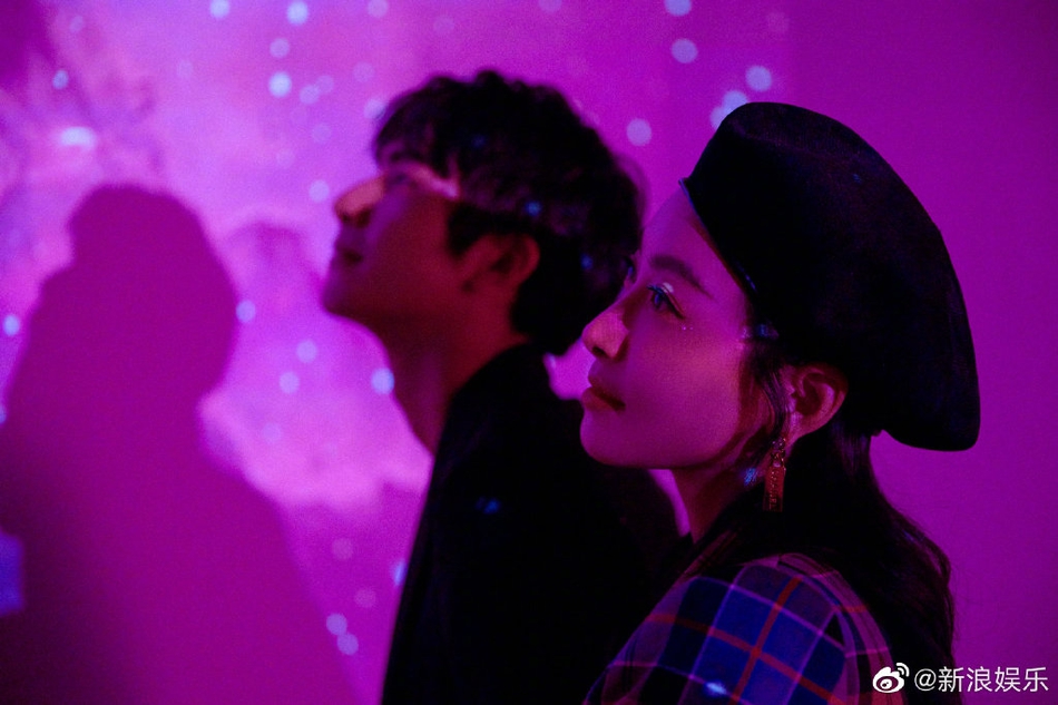 宋茜宋威龙依偎靠头相视而笑写真