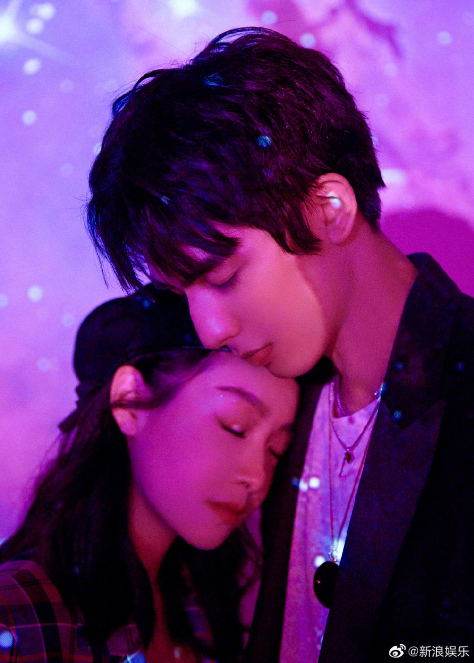 宋茜宋威龙依偎靠头相视而笑写真