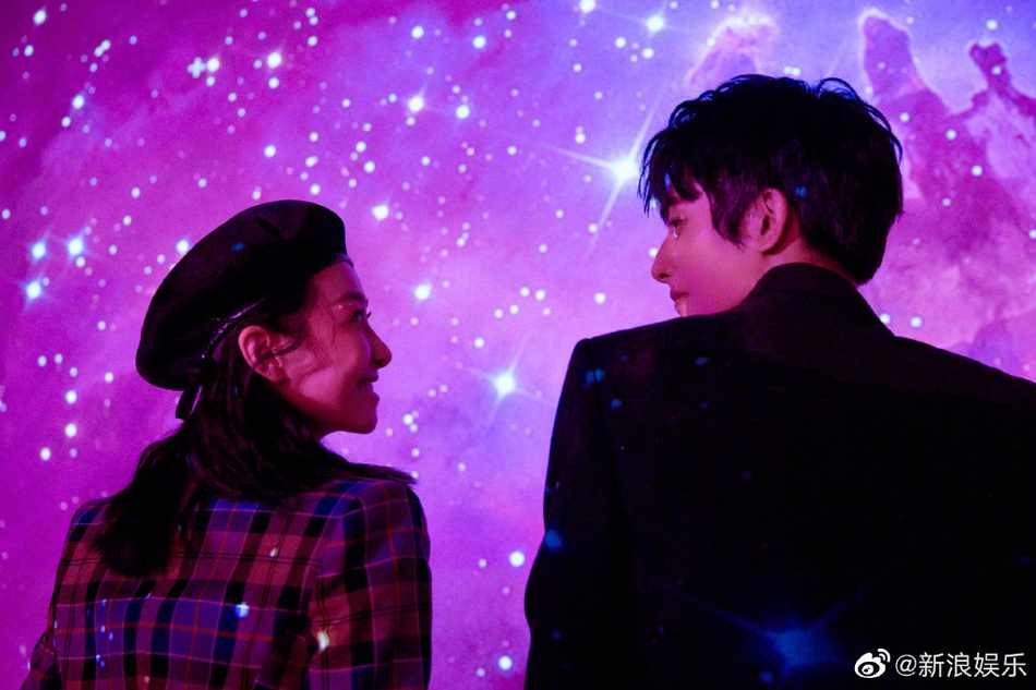 宋茜宋威龙依偎靠头相视而笑写真