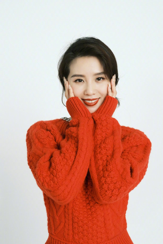 刘诗诗对镜比心甜笑喜气洋洋写真