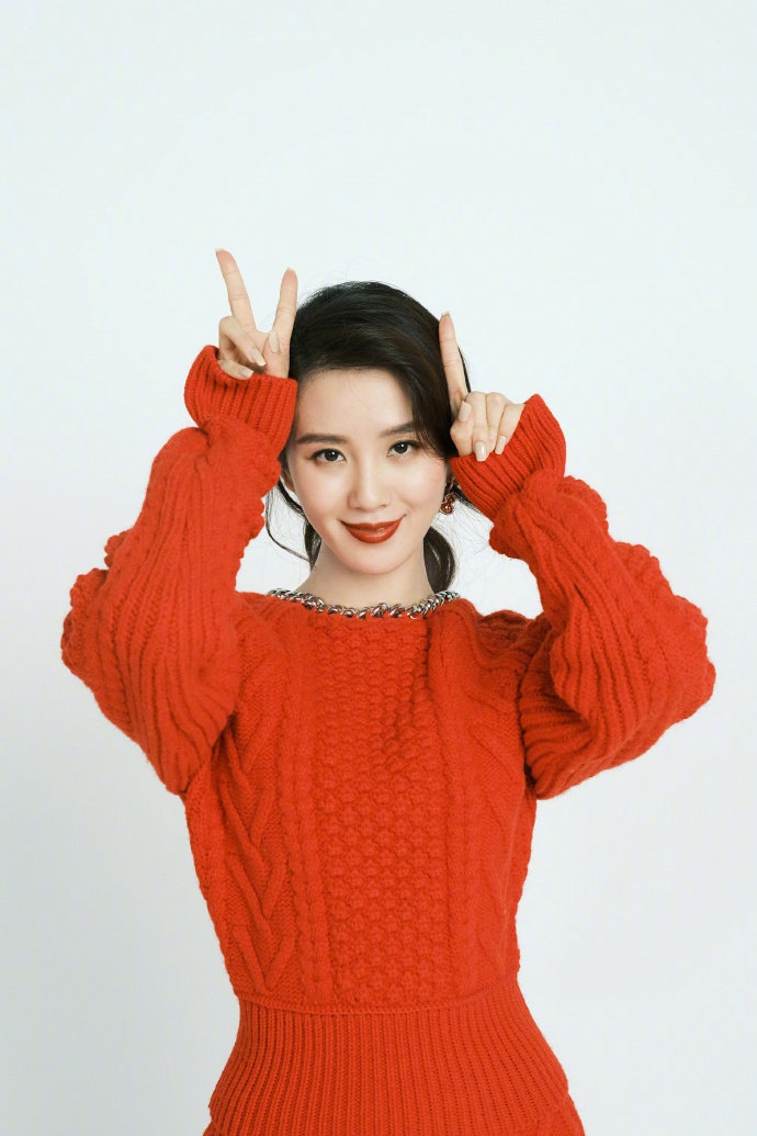 刘诗诗对镜比心甜笑喜气洋洋写真