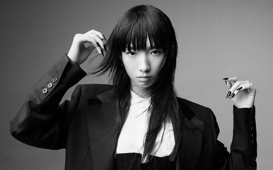 孟美岐黑长直发造型酷飒十足写真