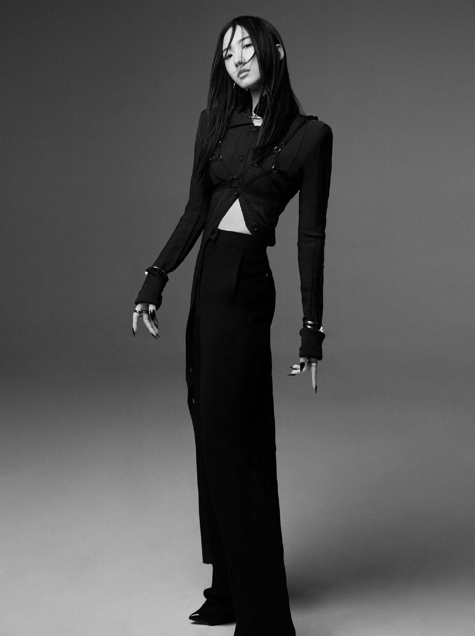 孟美岐黑长直发造型酷飒十足写真