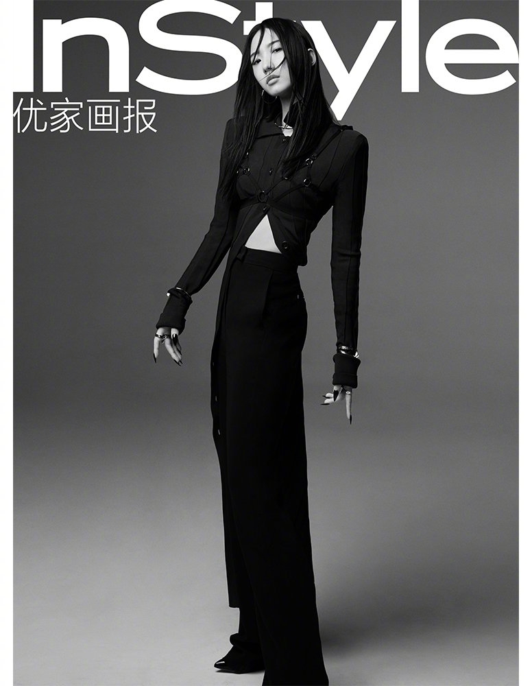 孟美岐黑长直发造型酷飒十足写真