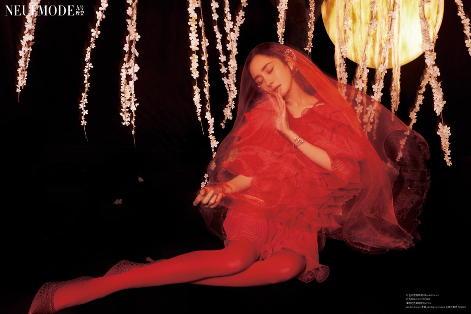 杨幂在虚实朦胧间风情万种写真