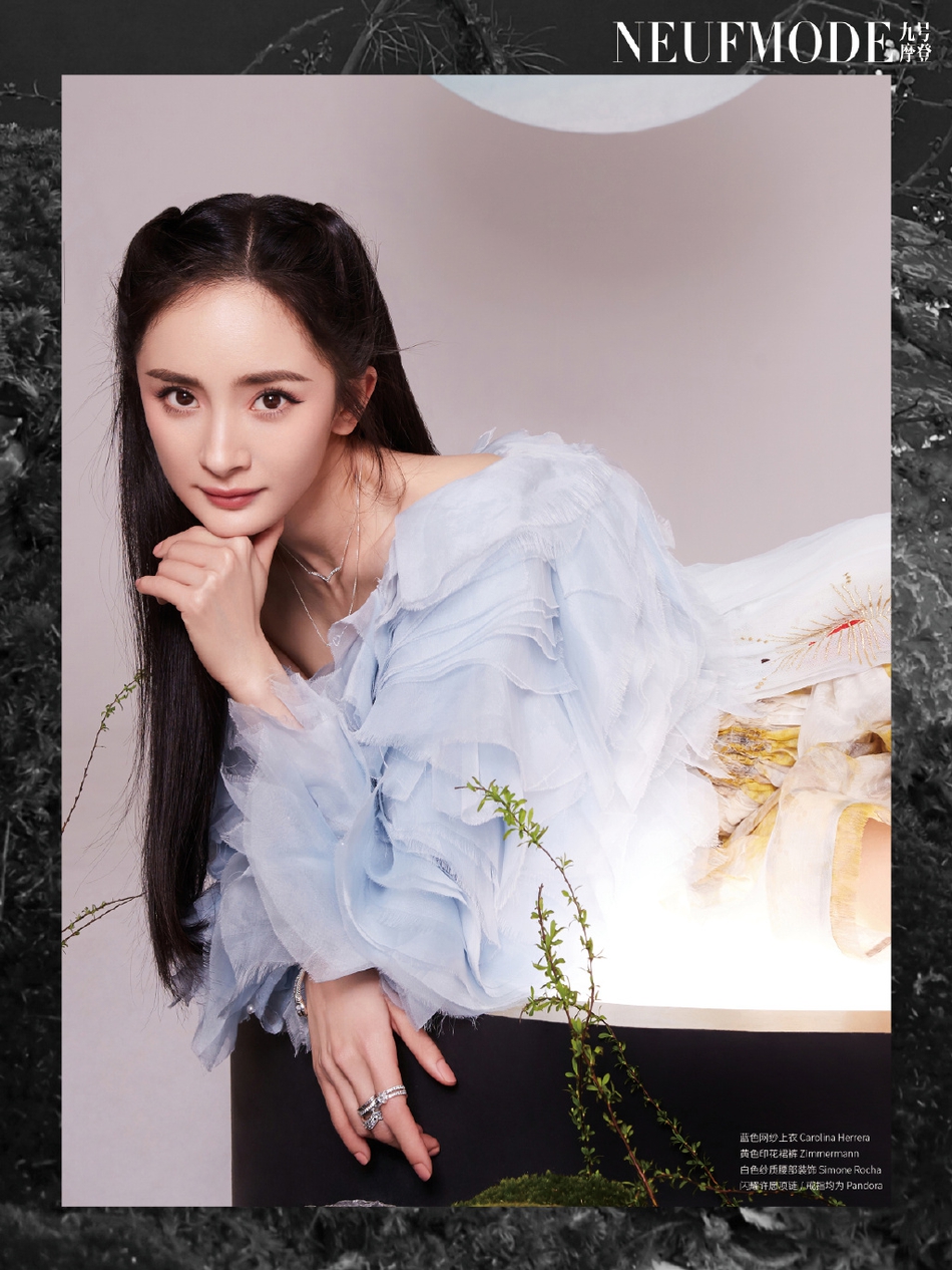 杨幂在虚实朦胧间风情万种写真