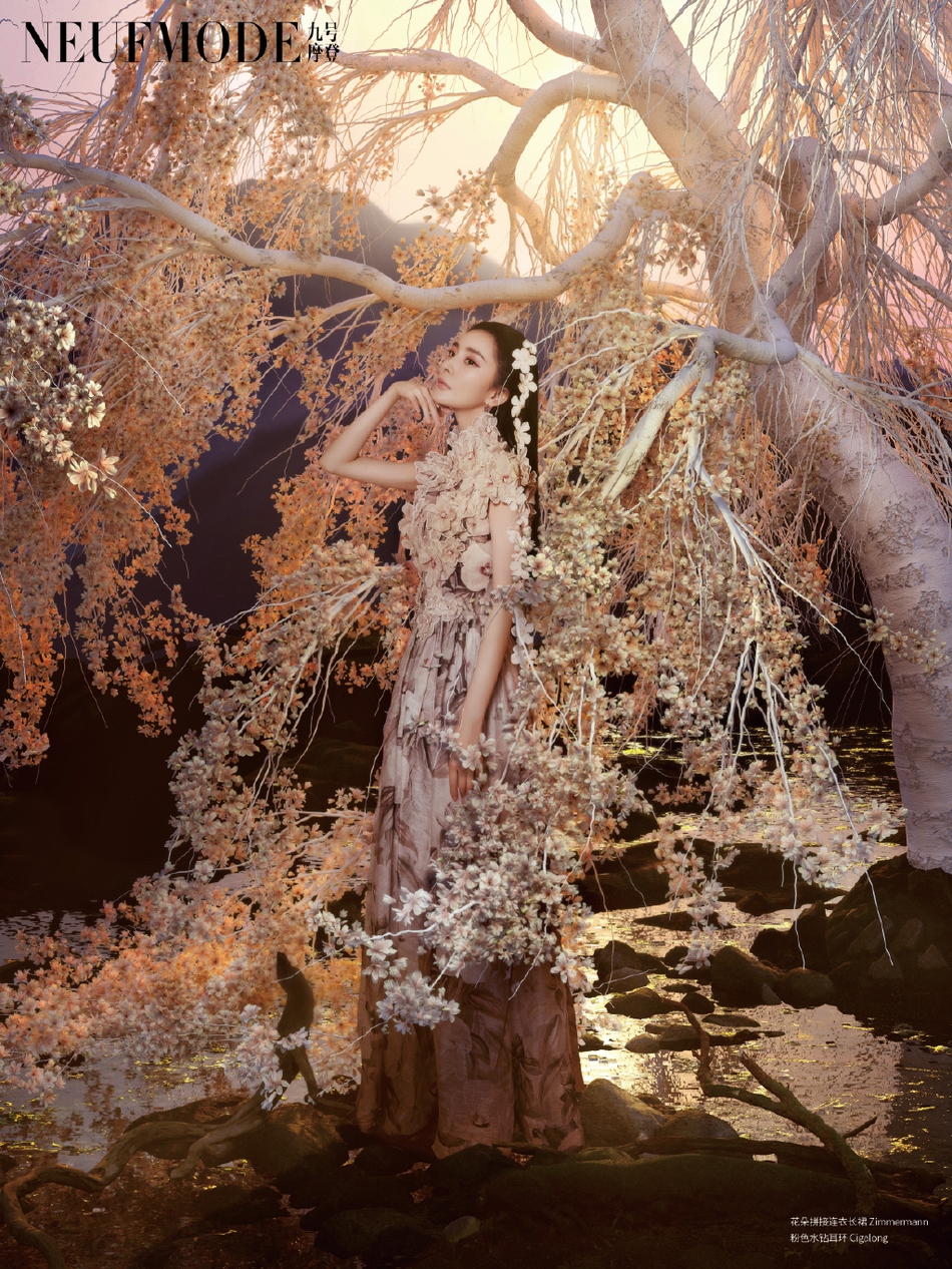 杨幂在虚实朦胧间风情万种写真