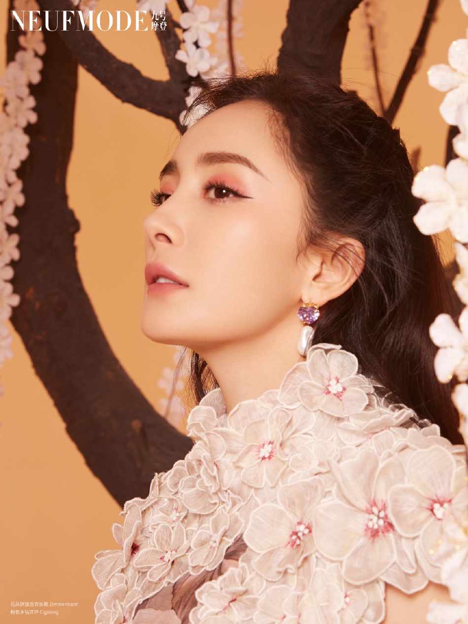 杨幂在虚实朦胧间风情万种写真