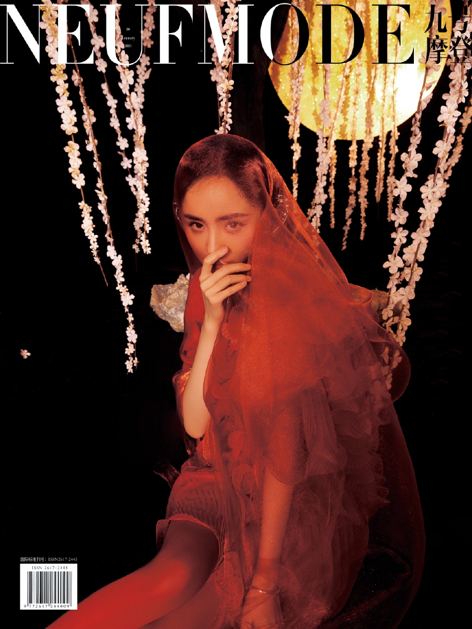 杨幂在虚实朦胧间风情万种写真