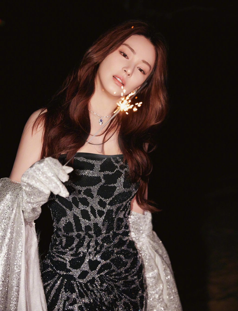 张雨绮手拿焰火又飒又美冬夜写真