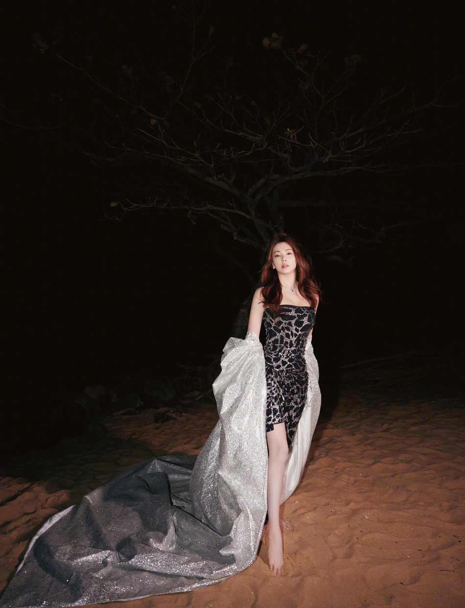 张雨绮手拿焰火又飒又美冬夜写真