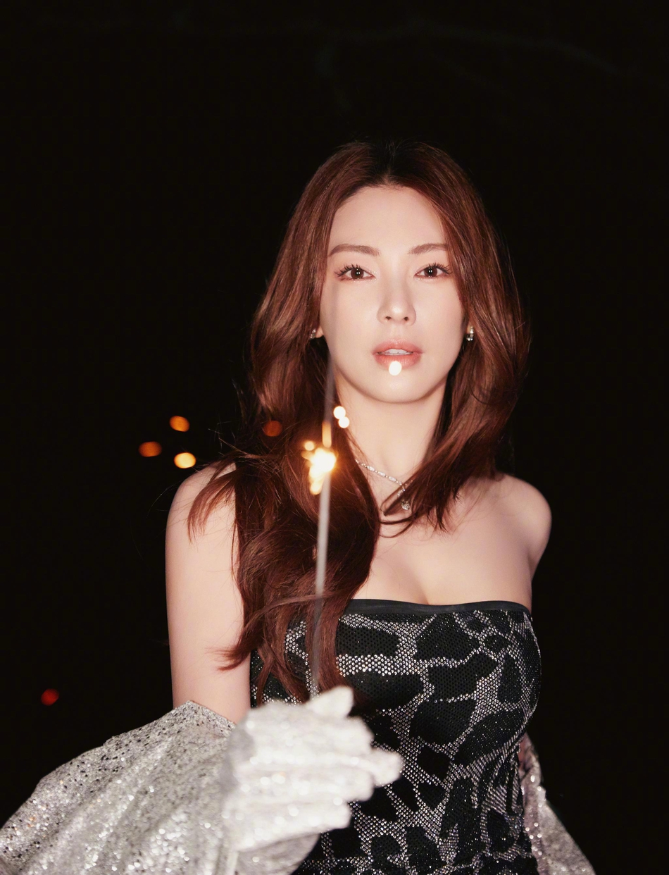 张雨绮手拿焰火又飒又美冬夜写真