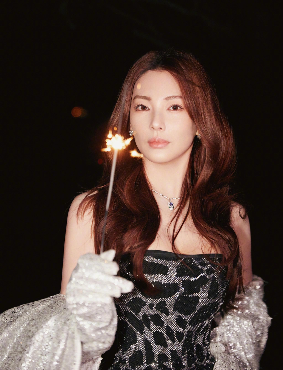 张雨绮手拿焰火又飒又美冬夜写真