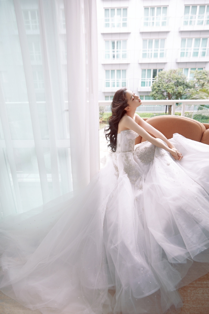 杨颖皓白抹胸纱裙魅惑撩人写真