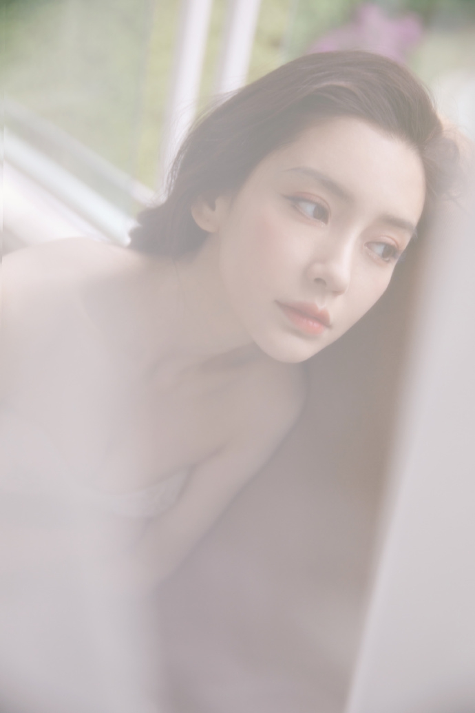 杨颖皓白抹胸纱裙魅惑撩人写真