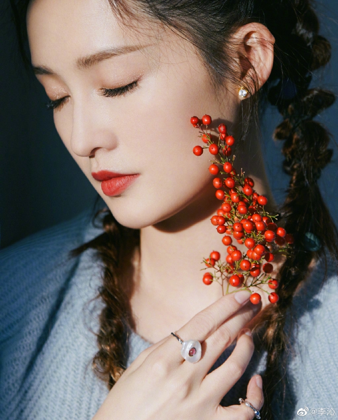 李沁迎风而立自在舒展冬日写真