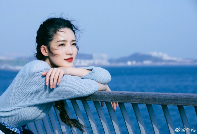 李沁迎风而立自在舒展冬日写真