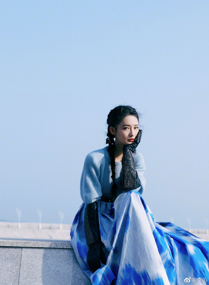 李沁迎风而立自在舒展冬日写真