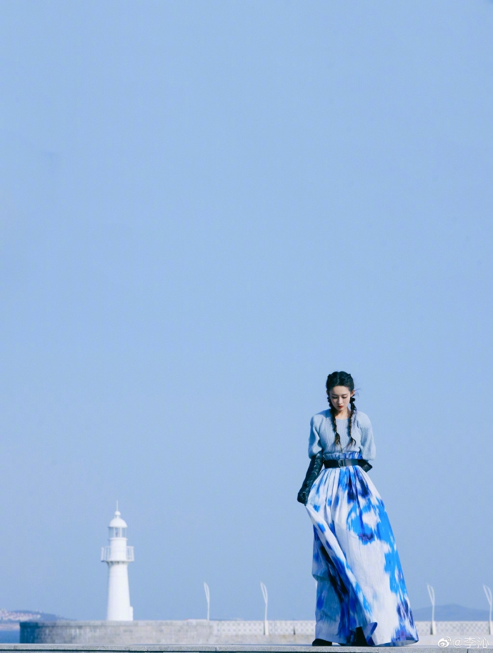 李沁迎风而立自在舒展冬日写真