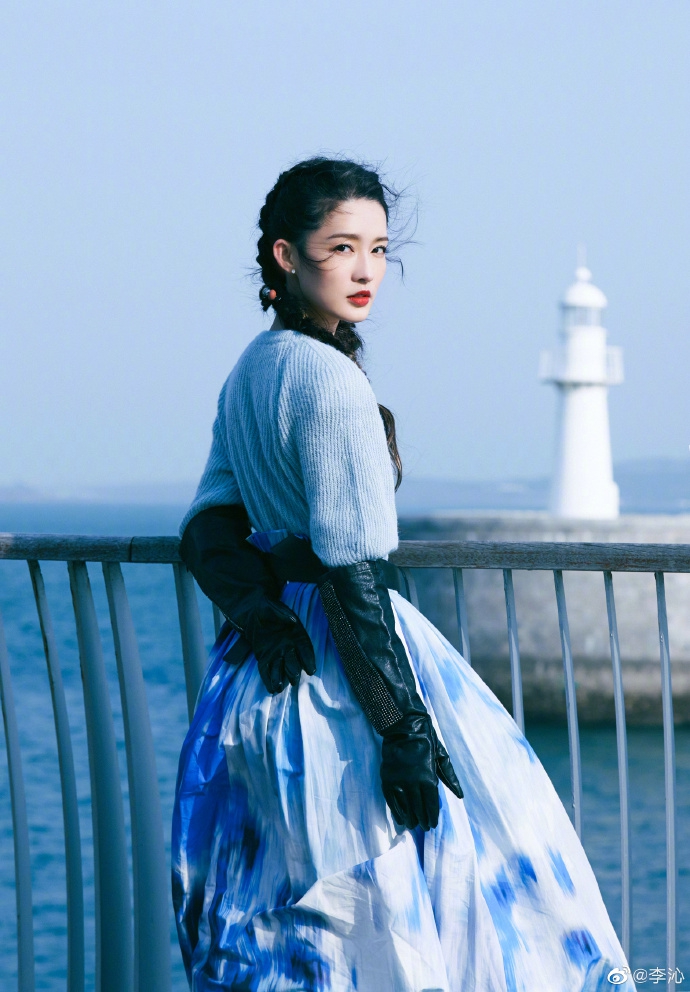 李沁迎风而立自在舒展冬日写真