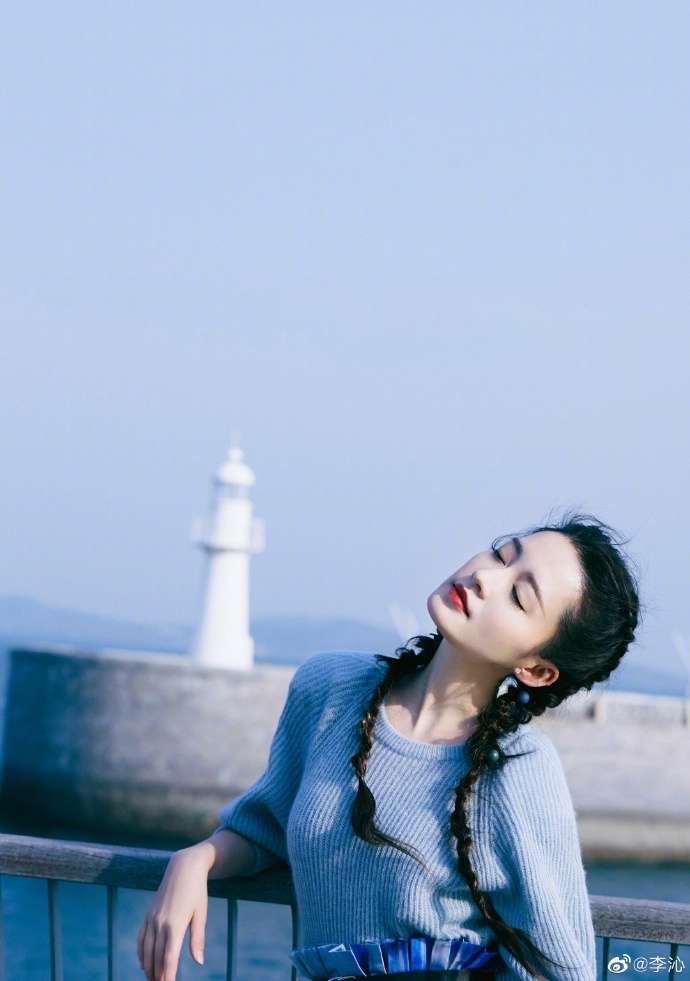 李沁迎风而立自在舒展冬日写真