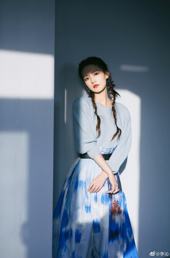 李沁迎风而立自在舒展冬日写真