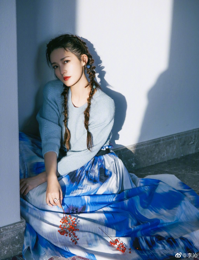 李沁迎风而立自在舒展冬日写真