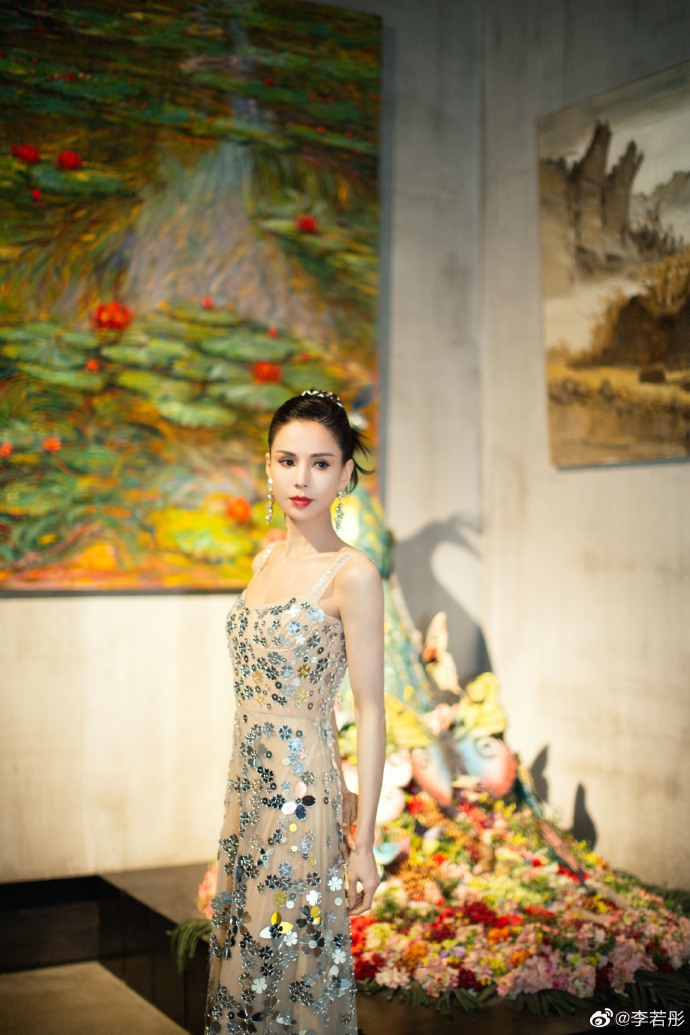 李若彤亮片吊带裙优越天鹅颈写真