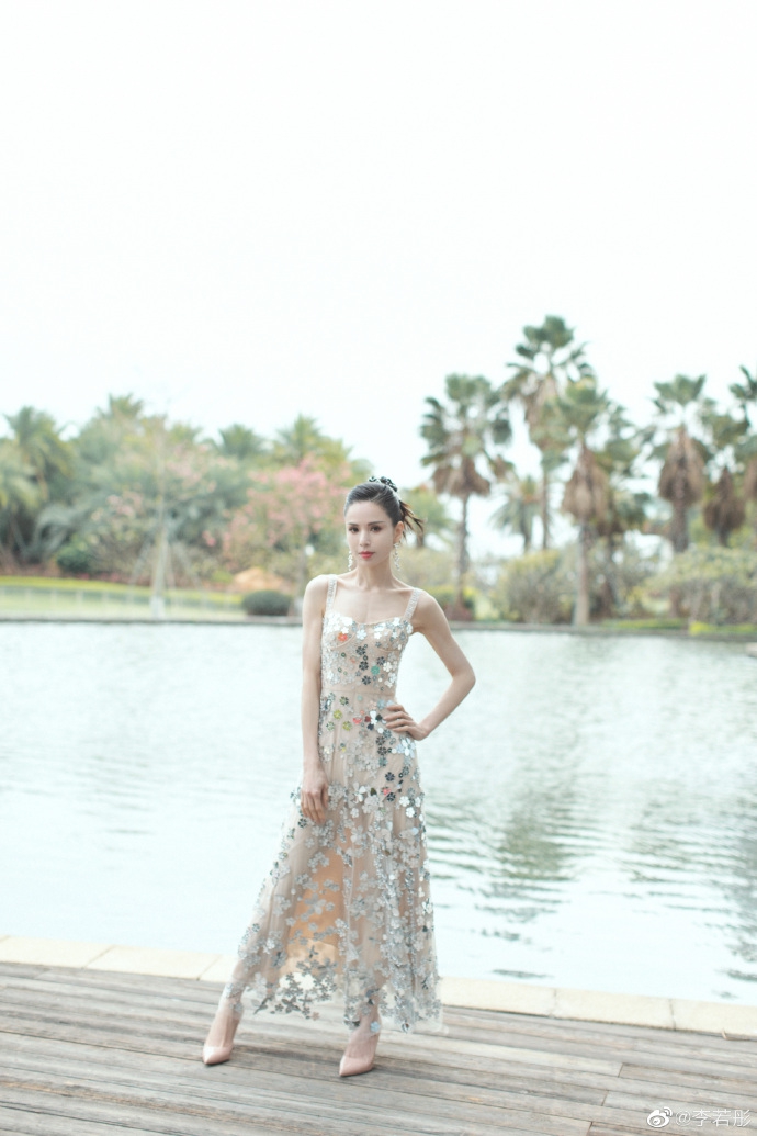 李若彤亮片吊带裙优越天鹅颈写真