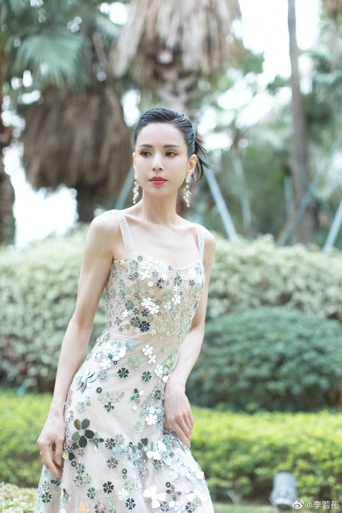 李若彤亮片吊带裙优越天鹅颈写真